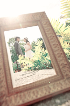 額装の中の絵になる二人