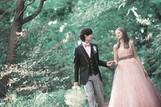 森の中を歩くお二人